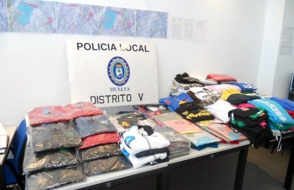 La Policía Local del Distrito V se incauta de 430 artículos falsos