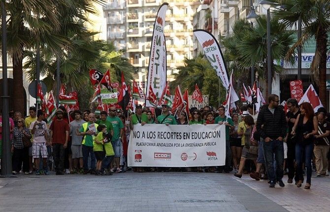 Multitudinaria marcha por la educación pública