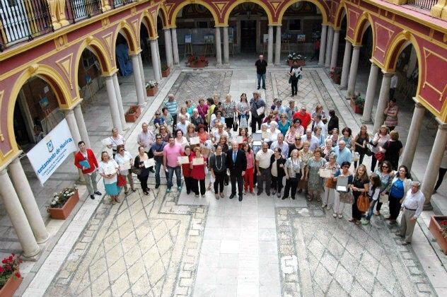 Los mayores de Huelva muestran su solidaridad con una ofrenda de alimentos a la Virgen del Rocío