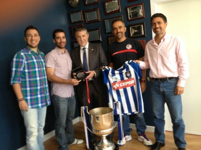 El IES La Orden entrega  una medalla de campeón de Liga al Recreativo