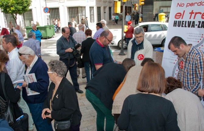 PSOE e IU recogen firmas en la capital para el mantenimiento de la línea Huelva-Zafra