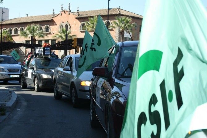Caravana ‘fúnebre’ por “la muerte” de las pagas extra de los empleados públicos de la Junta