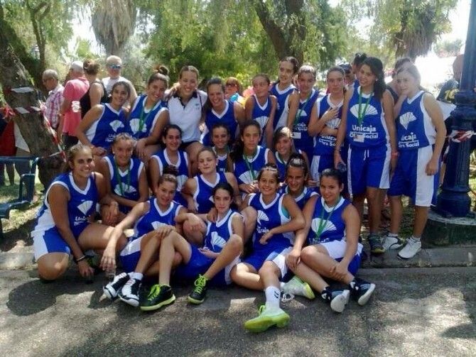 La jugadora del Conquero Itzi Germán participa en el campus de Unicaja