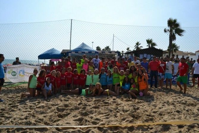 José Manuel Sierra visita el torneo de balonmano playa de Lepe