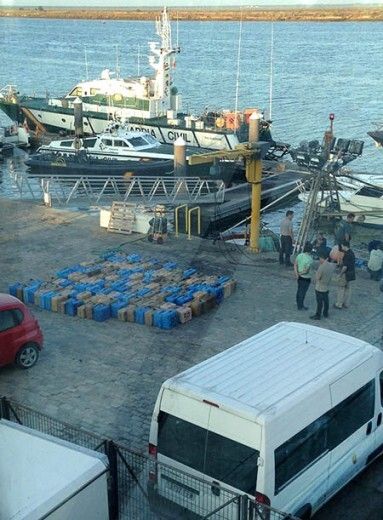 Cuatro detenidos en un pesquero que se dirigía al puerto de Isla Cristina con hachís