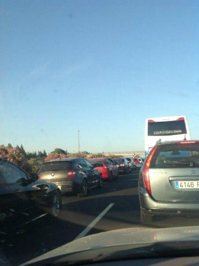 Una salida de moto en la A-49 deja dos heridos y hasta 11 kilómetros de retenciones