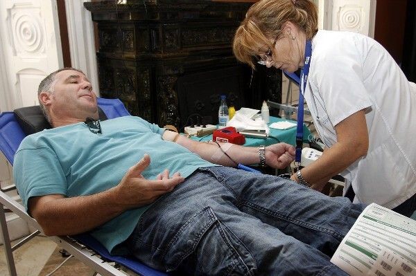 Los onubenses muestran su solidaridad y realizan 361 donaciones de sangre durante un solo día