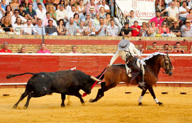 Triunfal final de las Colombinas con los tres rejoneadores abriendo la puerta grande
