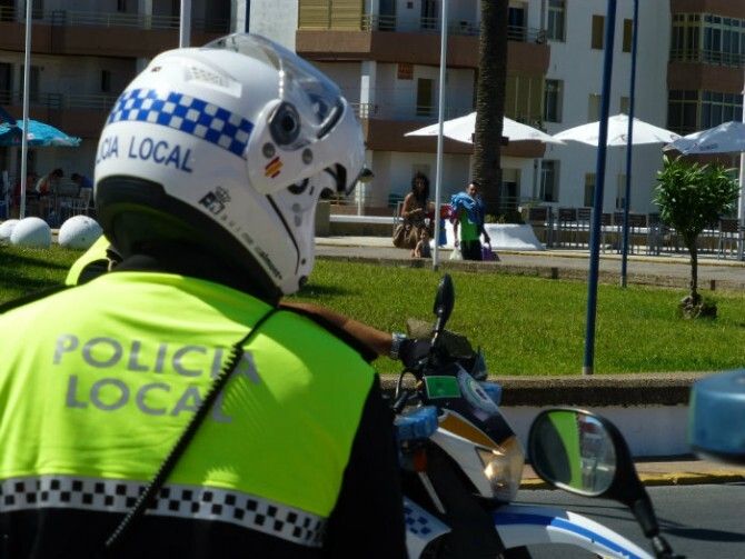 Dos policías locales evitan la muerte por asfixia de un bebé en Matalascañas