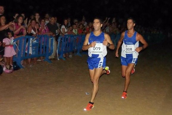 Daniel y Adrián Andivia entran de la mano en la Carrera Solidaria Nocturna de Punta Umbría