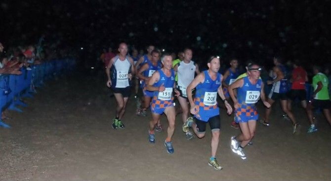 Daniel y Adrián Andivia entran de la mano en la Carrera Solidaria Nocturna de Punta Umbría 