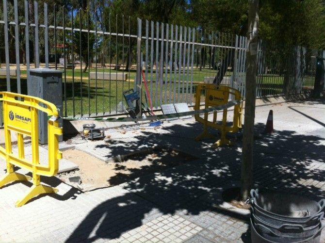 El Ayuntamiento de Huelva repasa la solería de la avenida Julio Caro Baroja para reforzar la seguridad peatonal