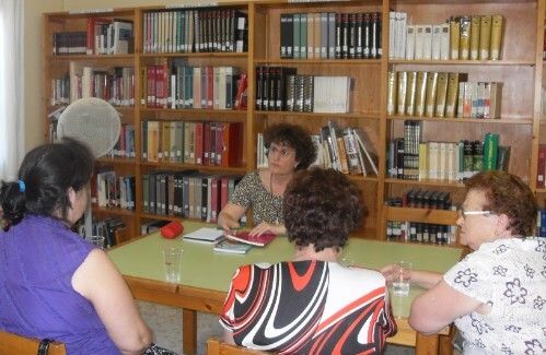 La escritora Alfonsa de Almonte en la Biblioteca Municipal de Bollullos