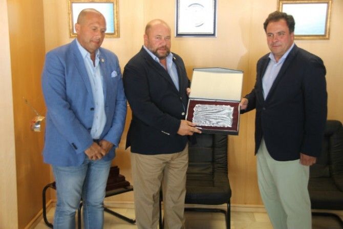 El alcalde de San Juan entrega una placa como agradecimiento al presidente del Decano