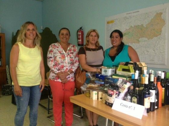 Finaliza en Isla Cristina la campaña 'Que sea de Huelva' con la entrega de dos lotes de productos