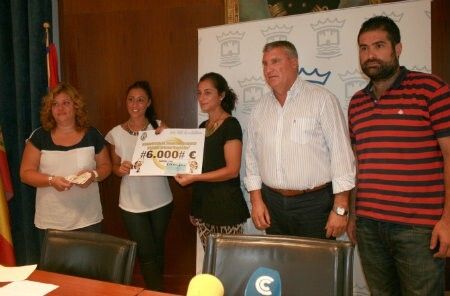 Las ganadoras de la ‘Caca de la Vaca’ donan parte del premio a la Hermandad del Rocío
