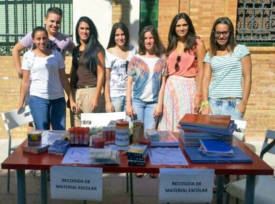 Juventudes Socialistas realiza una campaña de recogida de material escolar en San Juan del Puerto