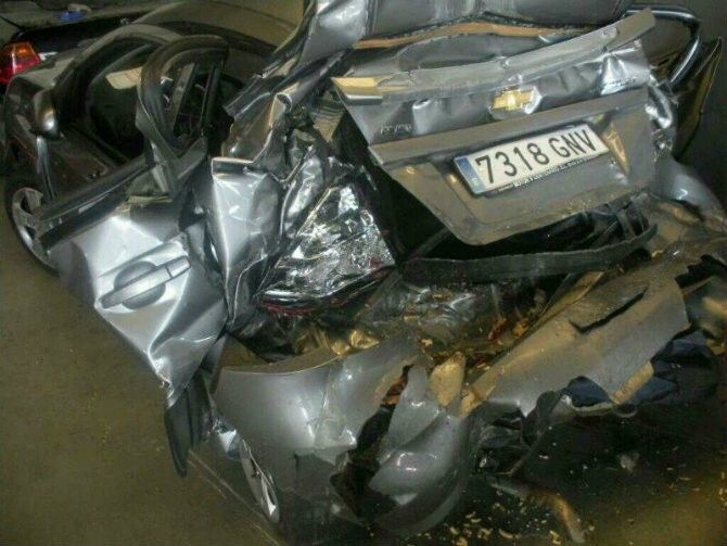 La mujer herida en la colisión entre su coche y un autobús continúa ingresada