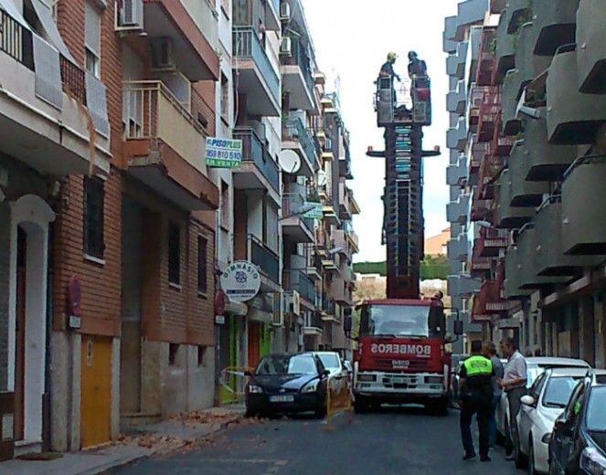 Bomberos intervienen en un desprendimiento de fachada en la calle Plácido Bañuelos