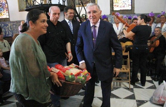 Ofrenda de alimentos a la Cinta por el Día Mundial del Mayor
