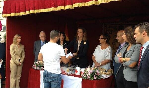 Un joven ayamontino entrega su currículum a la Infanta Elena