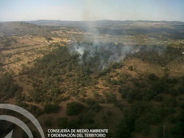 Declarado un incendio en un paraje de dehesa de Cumbres Mayores