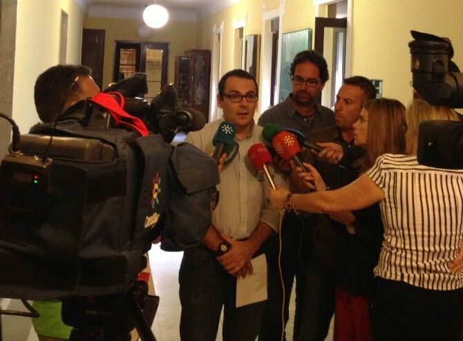La asamblea de la Mesa de la Ría apoya por unanimidad que Francisco Romero sustituya a José Pablo Vázquez