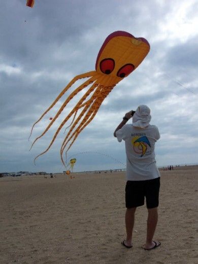 El campeonato andaluz de Vuelo Deportivo de Cometas Acrobáticas llena de colorido el cielo de Punta Umbría