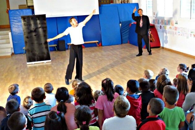 El colegio El Faro de Mazagón disfruta de un espectáculo de música y mimo