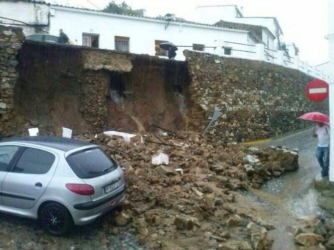 Un reventón en las tuberías a causa de la lluvia provocó el derrumbamiento en Aroche