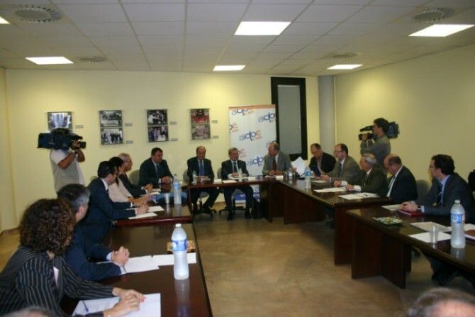 El secretario general de Empleo presenta a la Aiqbe y a los promotores de Holea las ventajas del Bono Joven