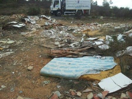 El PSOE de Valverde denuncia “el grave estado de abandono” que presenta el camino a la escombrera municipal