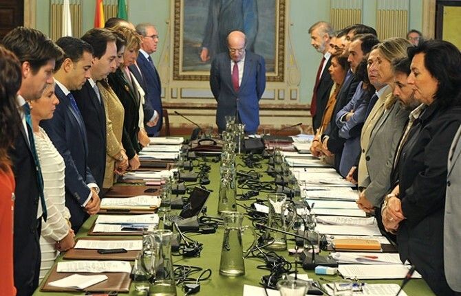 El Pleno aprueba que se retiren los carteles con contenido sexista de puticlubs