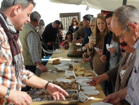 Linares de la Sierra celebra el puente con unas migas al mediodía y paseo fotográfico por la tarde