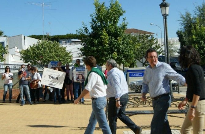 Los despedidos de Valverde denuncian que la alcaldesa organice “comilonas” mientras sigue sin pagarles