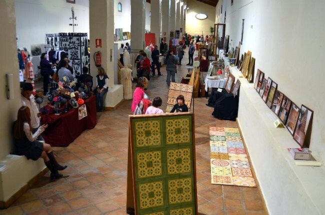 Artistas y artesanos de Pilas exponen sus obras en Almonte