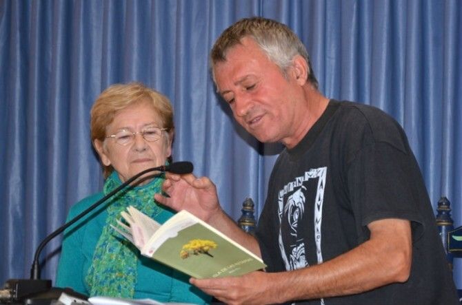Eladio Orta recita los poemas de 'La Isla de las Retamas' en Punta del Moral