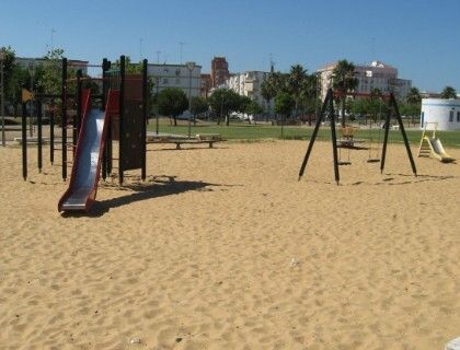 El Ayuntamiento cercará los juegos infantiles del parque Antonio Machado