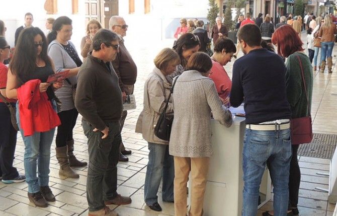 PSOE y asociaciones de vecinos recogen firmas contra la subida del agua