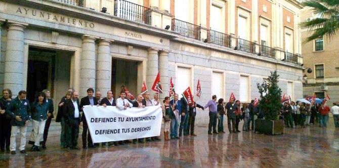 CCOO y UGT 'abrazan' el ayuntamiento 'para protegerlo' de la reforma del Gobierno