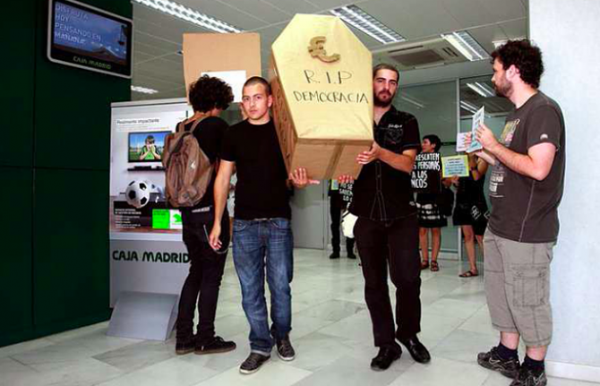 DRY Huelva celebra un funeral por la Democracia en los bancos onubenses