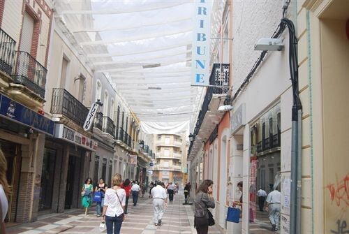 Comienza el entoldado de las calles del centro para paliar el calor y beneficiar a los comerciantes
