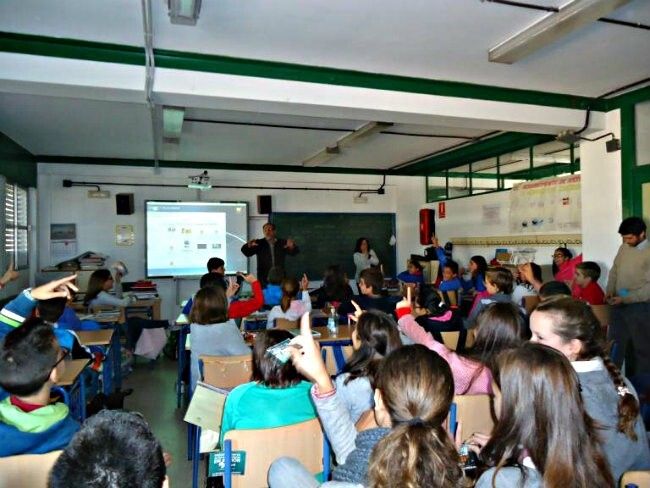 Facua Huelva debate con 50 jóvenes de Moguer sobre comercio electrónico, medio ambiente e igualdad de género