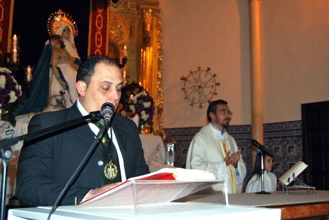 Las juntas de gobierno de las hermandades de la Buena Muerte y Santo Entierro de Isla toma posesión