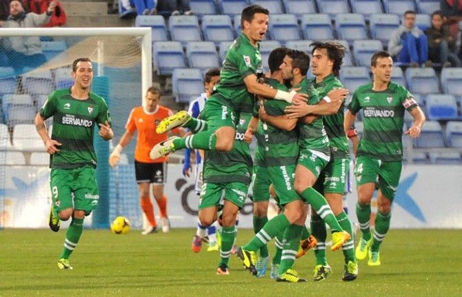 El Eibar destrona a un Decano en crisis (1-2)