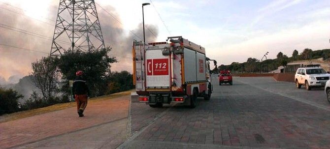 Bomberos e Infoca controlan tras más de cuatro horas un aparatoso incendio junto a La Rábida