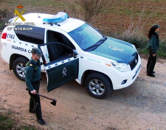 La Guardia Civil detiene a un hombre que amenazó a su madre con un hacha