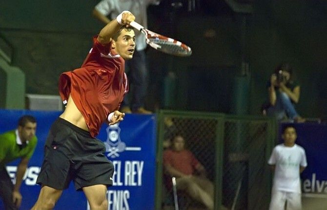 Montañés inclina la la balanza a su favor (7-6, 6-2)