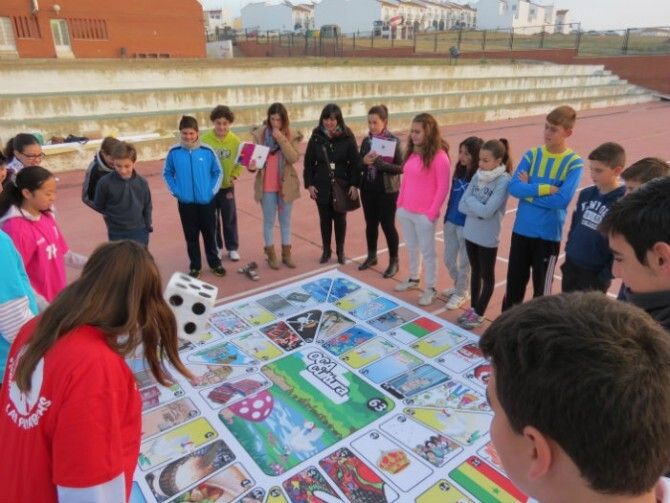 Moguer celebra el Día del Migrante con los escolares con el juego Oca-Cultura