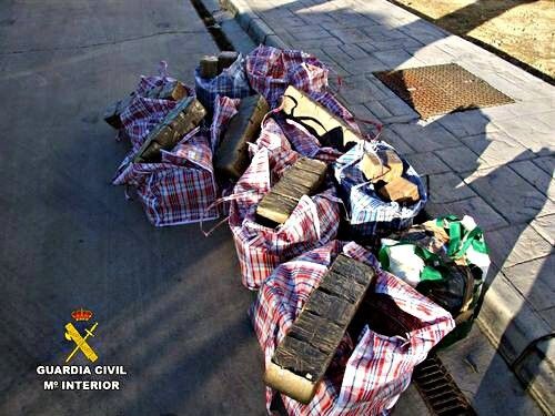 Tres detenidos tras incautarles 600 kilos de hachís en un coche y en una vivienda en Bollullos